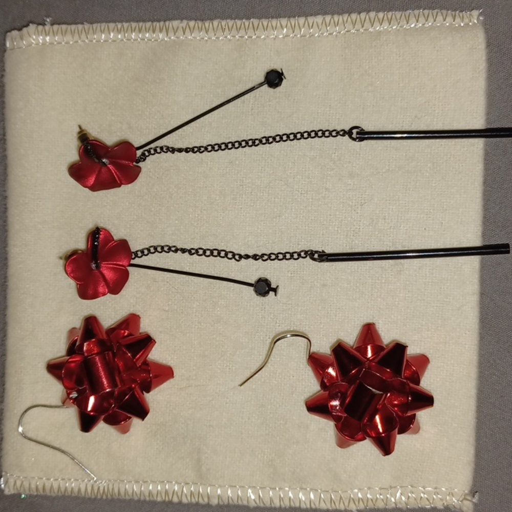2 pairs of earrings